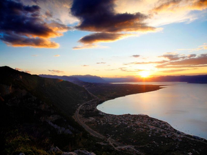 >> TROPHY ASSET << Large Coastal Land Field in Greek Resort!