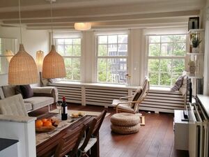 Cosy and central apartment with amazing canal views!