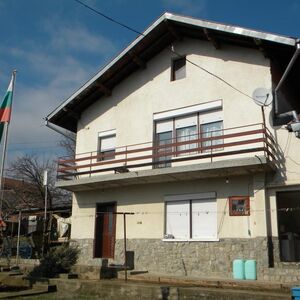 Solid country house with summer kitchen,garage & nice garden