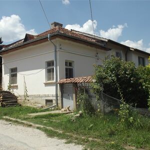 Spacious, semi-furnished country house with nice location