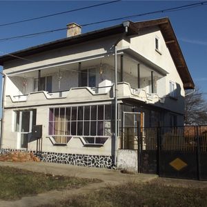 Solid country house with plot of land 20 km from big city