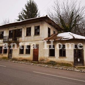 2 authentic Bulgarian houses with a shop and stone wall