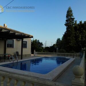 Beautiful villa with pool and guest house 