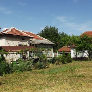 Rural house with garage, annex, barn and land in quiet area