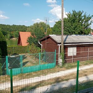 Summer house by a fishing lake, 40 mins away from Budapest!