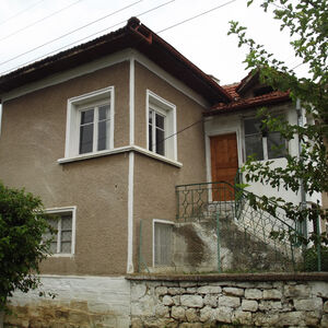 Country house with annex, barn and land in a quiet village