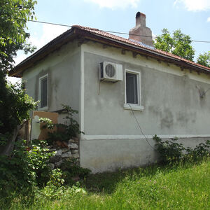 : Partially renovated country house with plot of land locate