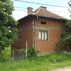  Old country house with plot of land and great location just