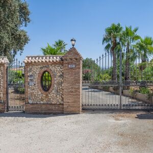 For sale finca 4600 sqm land with 2 houses and pool in Spain