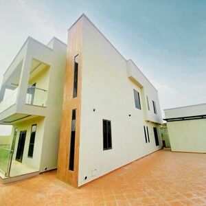 5Bedroom house@ spintex