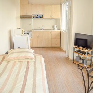 Lovely affordable 1-bedroom apartment in small building