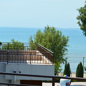 Amazing spacious 2 bedroom apartment 20m from the beach