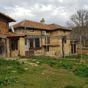 Rural Bulgarian house 200 m from forest ready to move in Pop