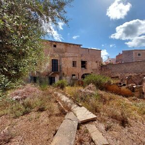 Manor House with three floors to reform Southeast Mallorca