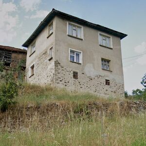 Two-Storey Stone house 120m2, 8 rooms, outbuilding, in the h