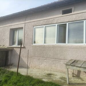 2-Bedroom house with big garden 20 min. driving to the sea
