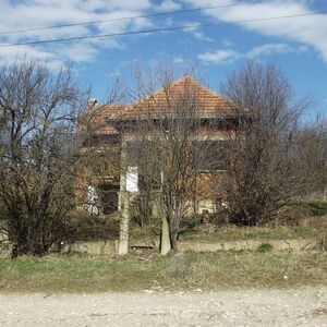 Derelict old property with big plot of land located In Vrats