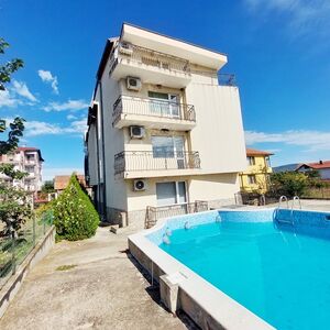 WELL-FURNISHED THREE-ROOM APARTMENT NEAR THE SEA!
