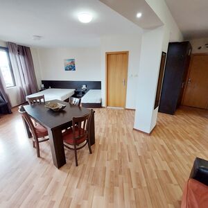 SPACIOUS APARTMENT 5 MINUTES FROM THE BEACH!
