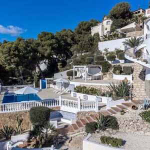 Villa for sale, double plot and fantastic sea views