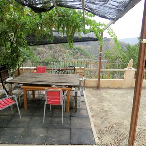 Cortijo with great views and terraced land