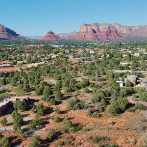 Land in Sedona Arizona with view of the iconic Red Rocks!