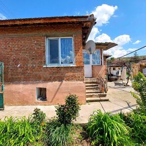 Renovated house in the village of Srem, on the left bank of 