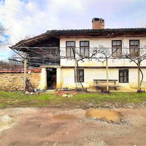  2-storey house with beautiful veranda in the center of Zlat