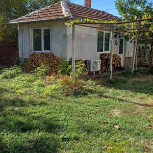 Renovated one-storey house, garage for 2 cars with remote co