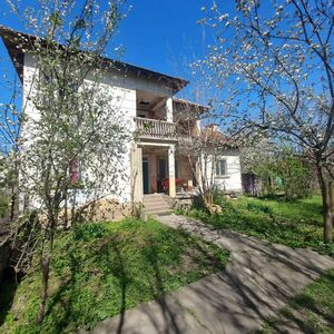 Large Villa with big yard and barn