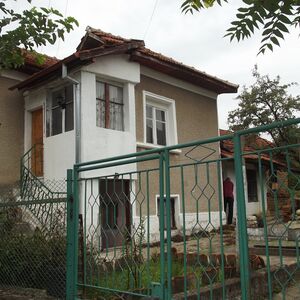 Country house with annex, barn, land and quiet location half