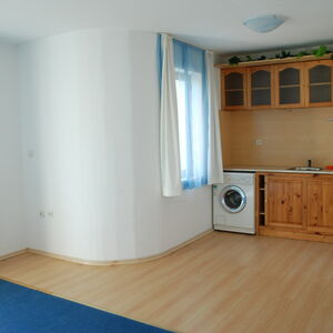 Spacious apartment for renovation near Marina Dinevi.