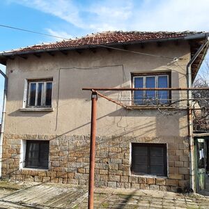  Country house with barn and plot of land located in a villa