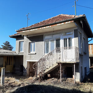 Country house with garage and land located in a big village