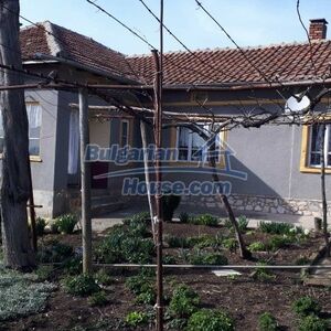 Massive house with a large yard 2300sg.m 25km from the sea