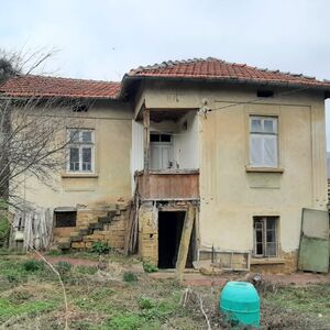 Old country house with barn, land and nice, quiet location