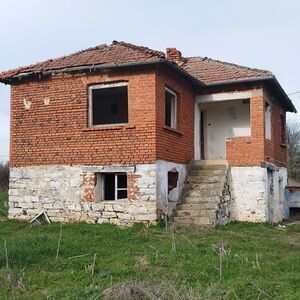 Massive two-storey house with land of 1290 sq.m near Bolyaro