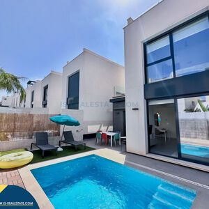 Villa with private pool in Villamartin, Alicante province. 