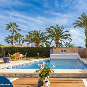 Villa with private pool, in the province of Alicante