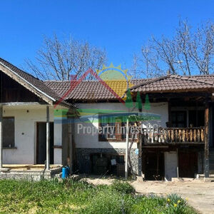 One-storey 140m2 house, new roof, Barn, 1000m2 yard, near To