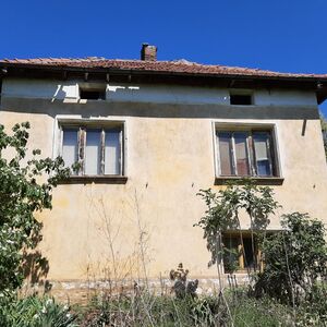 Old rural house with plot of land and nice views in village