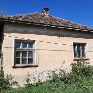 Old rural property with access to two roads in a quiet area