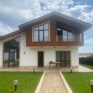New Built House with 4 bedrooms, 10 min to Sunny Beach