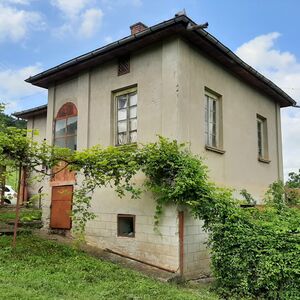 Rural house with annex, land and quiet location in a village