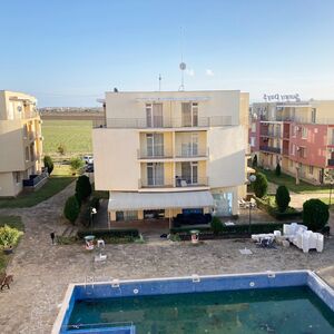2-Bedroom Apartment with Pool View, Sunny Day 5