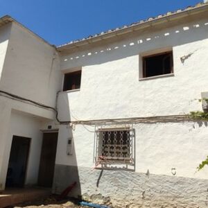 FSRN62 Lovely family home fully furnished. Video available.