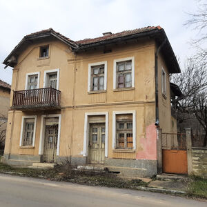 Country house with plot of land in proximity to small river
