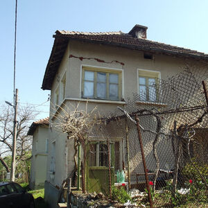 Old country house with spacious plot of land located vratsa