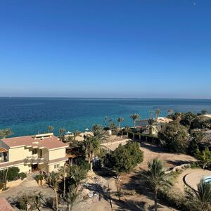 2-Bedroom Apartment with Direct Beach Access, Pool, and Sea 