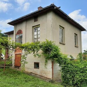 Country house with annex and land located in a small village